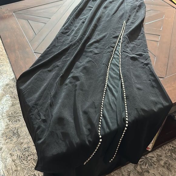 Mac Duggal Ieena Crystal-Embellished A-Line Gown - size 4 - Picture 6 of 11